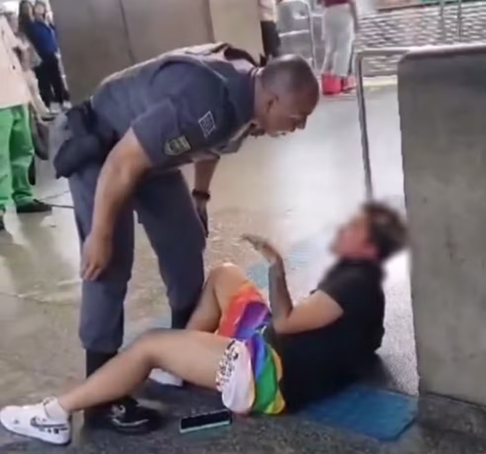 Uma mulher foi covardemente agredida por um policial em estação de metrô na capital paulista Uma mulher foi covardemente agredida por um policial em estação de metrô na capital paulista