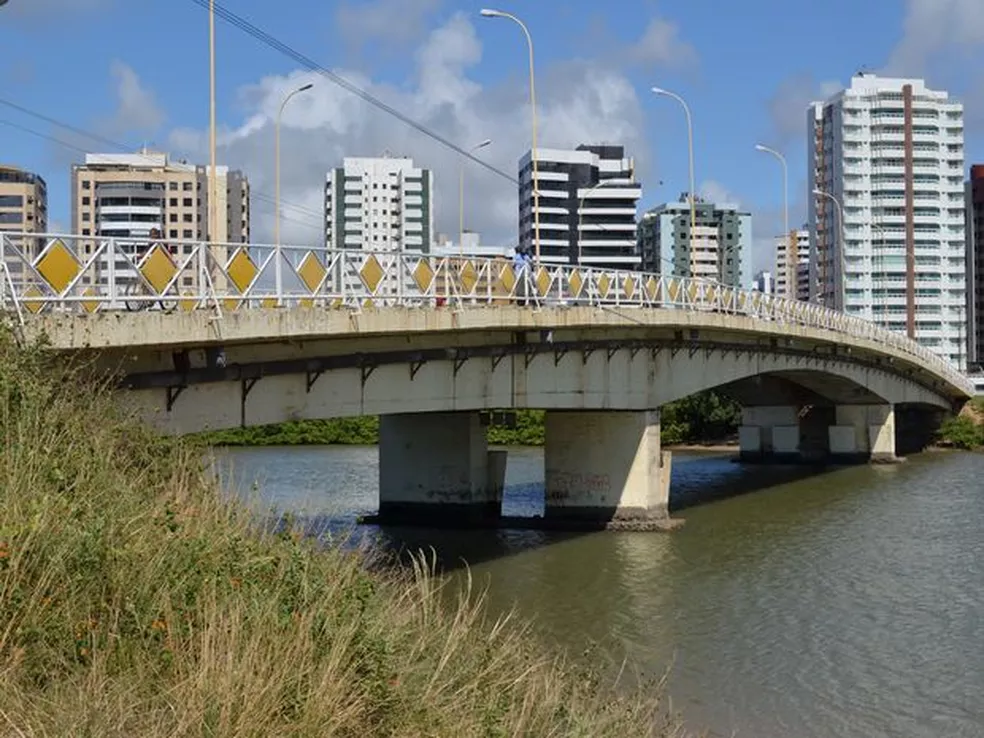 Corpo é localizado embaixo da ponte da Coroa do Meio. Corpo é localizado embaixo da ponte da Coroa do Meio.