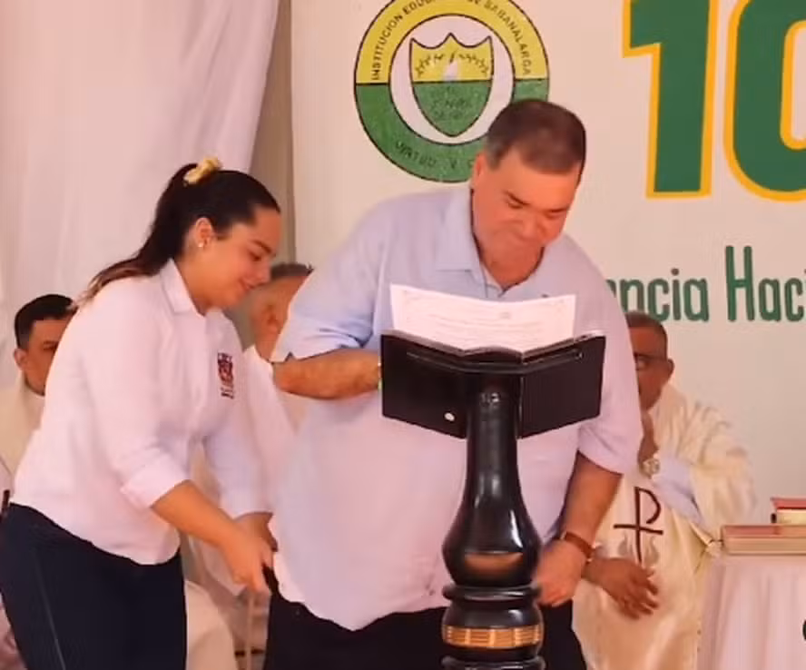 As calças de um Prefeito colombiano caíram durante discurso em escola
