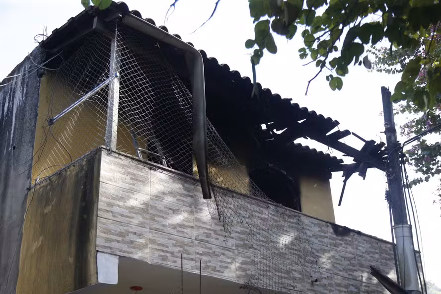 Após discussão, um adolescente de 16 anos assassinou brutalmente – a golpes de martelo – os próprios pais Após discussão, um adolescente de 16 anos assassinou brutalmente – a golpes de martelo – os próprios pais