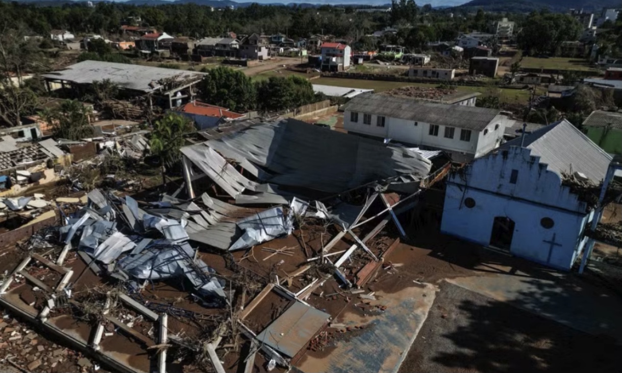 Famílias afetadas pelas fortes chuvas no Rio Grande do Sul já podem confirmar seus dados para receber o Auxílio Reconstrução do Governo Federal