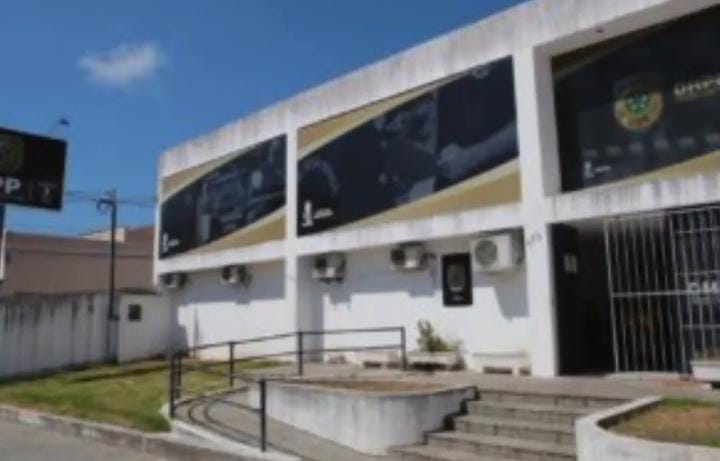 Homem é preso por ser suspeito em assassinato do irmão. Homem é preso por ser suspeito em assassinato do irmão.