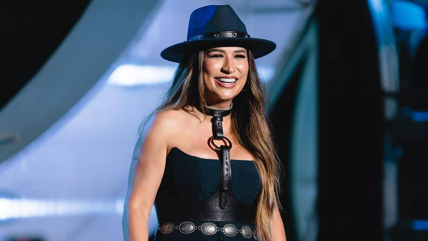 Simone Mendes faz 40 anos e ganha carro de luxo do marido.