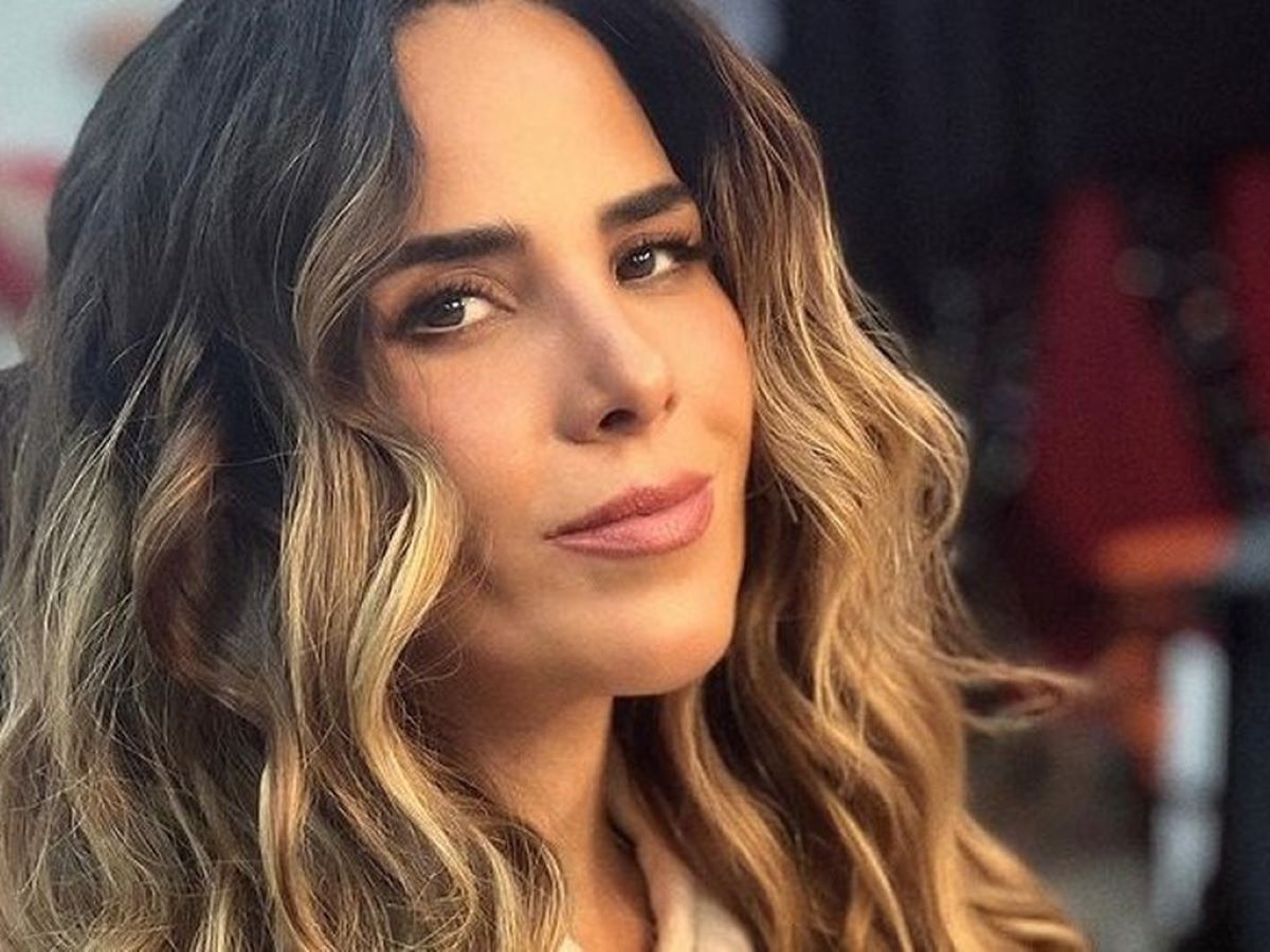 Fã invade palco e toma microfone de Wanessa Camargo. Fã invade palco e toma microfone de Wanessa Camargo.