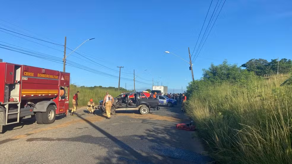 Duas pessoas ficaram feridas após colisão entre caminhão e caminhonete