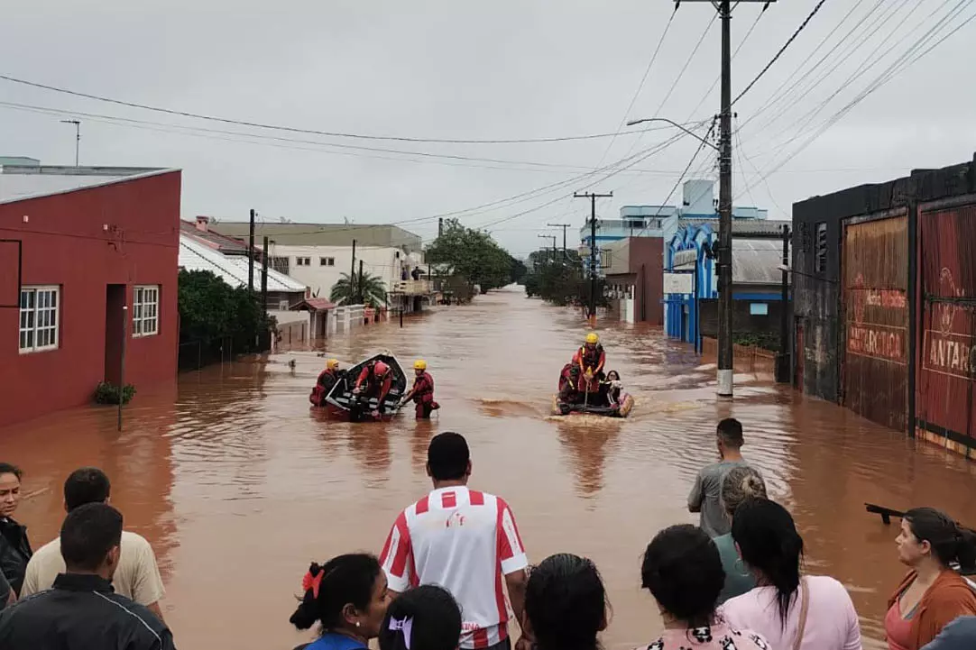 Filha se despede dos pais antes de ser arrastada pelas chuvas.