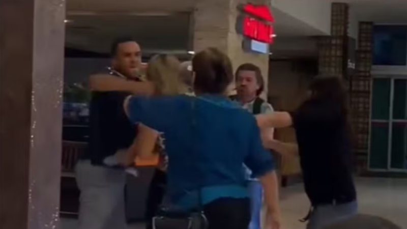 Clientes brigam por máquina de bichinhos de pelúcia em shopping de Recife.