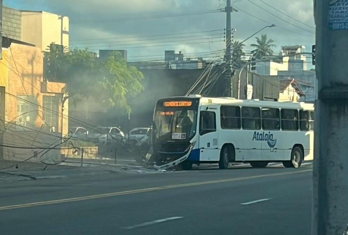 Após ônibus colidir contra poste de energia, passageiros pulam pela janela Após ônibus colidir contra poste de energia, passageiros pulam pela janela