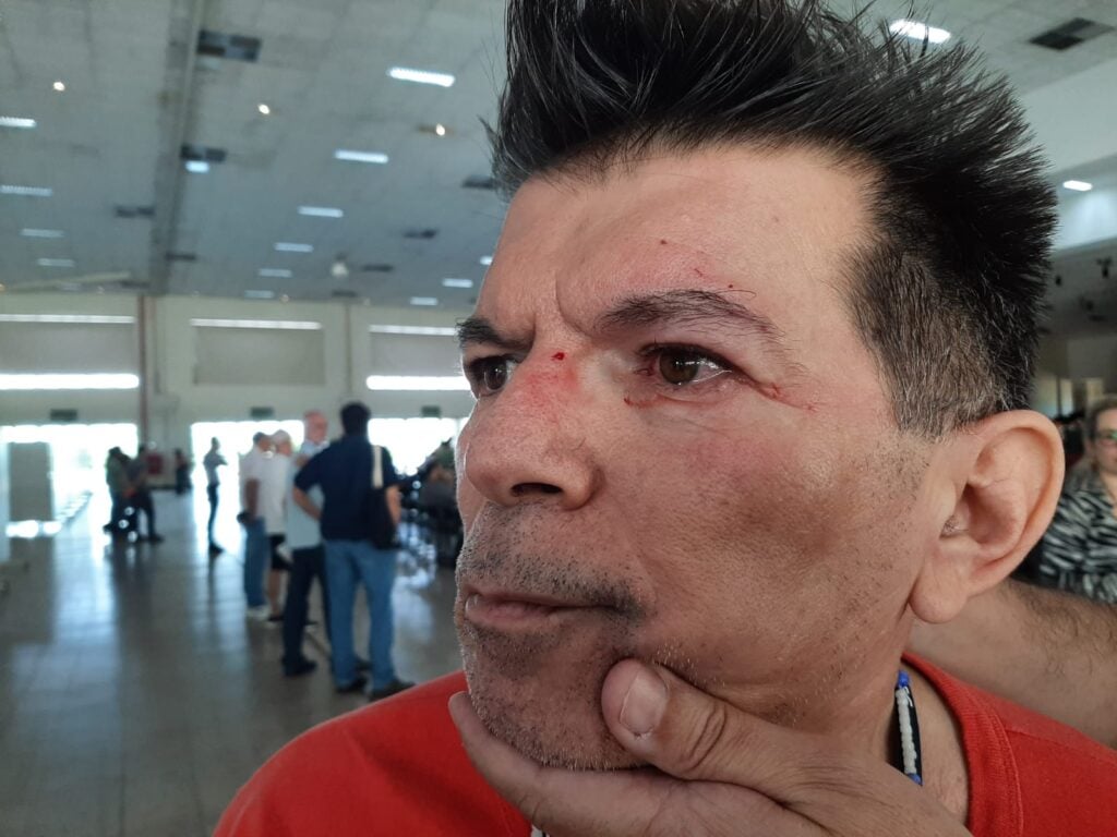 Assembleia dos docentes da Universidade de Goiás termina em pancadaria. Assembleia dos docentes da Universidade de Goiás termina em pancadaria.
