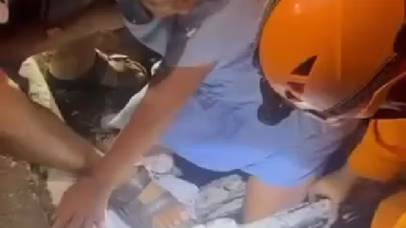 Idosa cai em bueiro da Orla de Atalaia