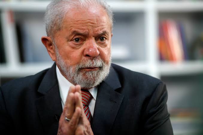 O Presidente Lula proibiu o reajuste salarial dos servidores públicos O Presidente Lula proibiu o reajuste salarial dos servidores públicos
