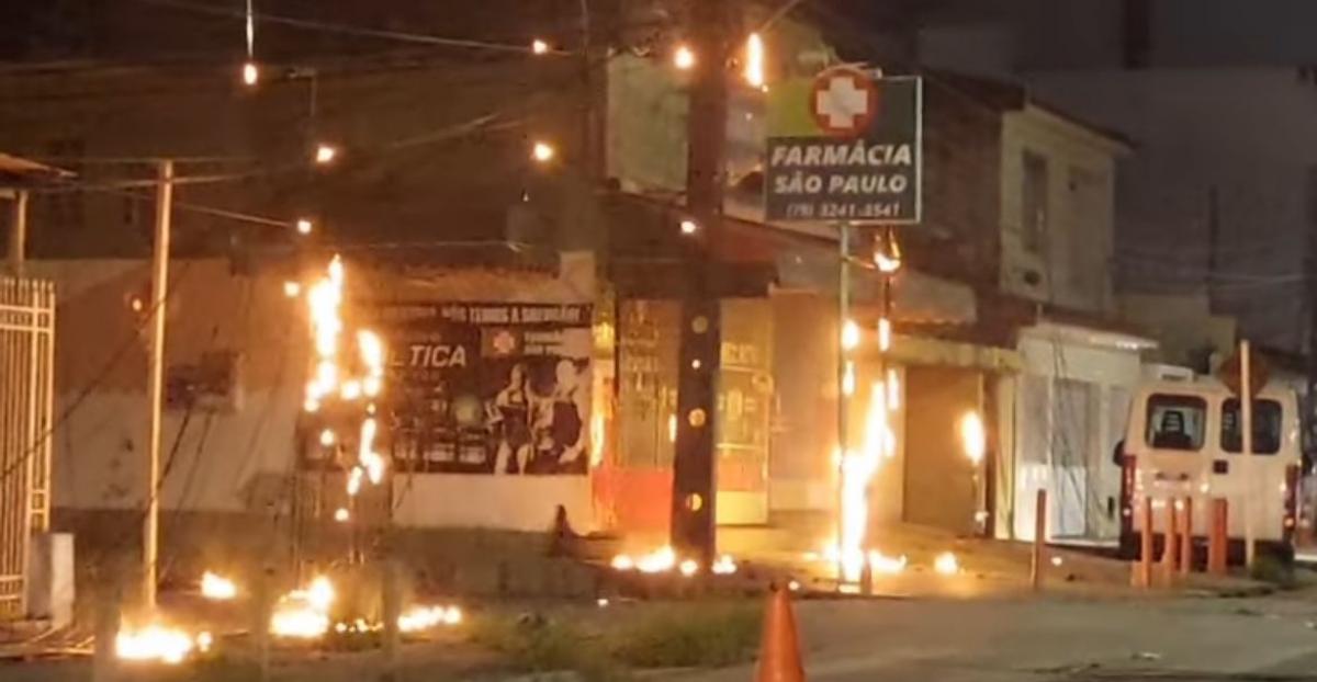 Um incêndio em poste no bairro novo paraíso foi registrado pelo corpo de bombeiros Um incêndio em poste no bairro novo paraíso foi registrado pelo corpo de bombeiros