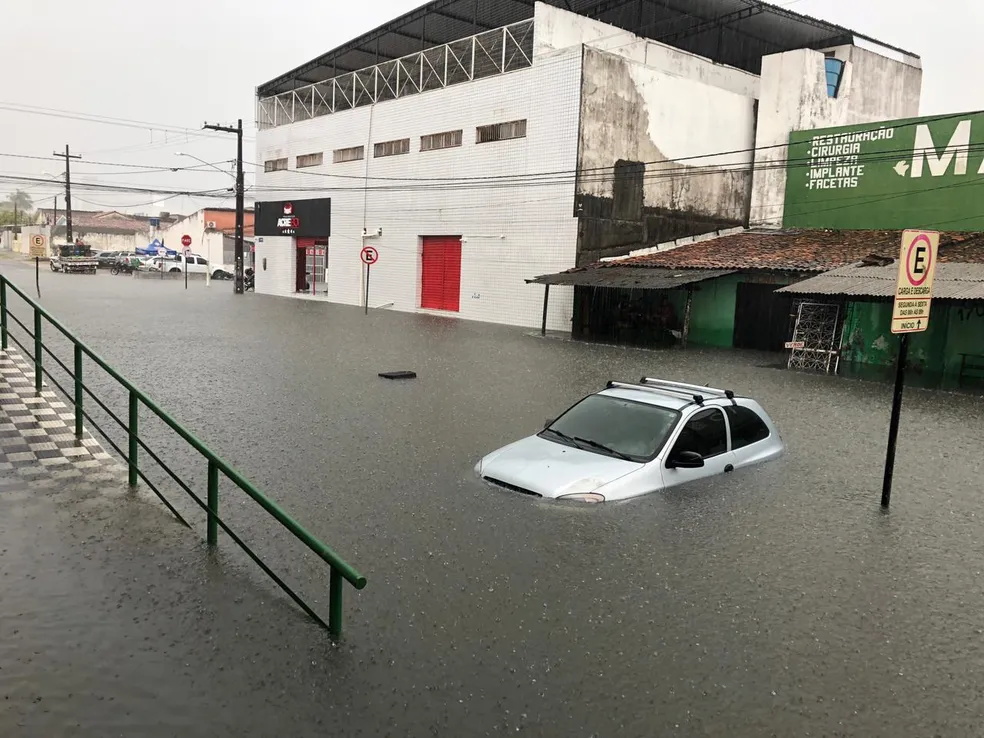 Fortes chuvas afetam a capital da Paraíba e provocam estragos na cidade