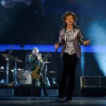 Mick Jagger aos 80 anos mostra vitalidade e presença de palco surpreendendo fãs em turnê
