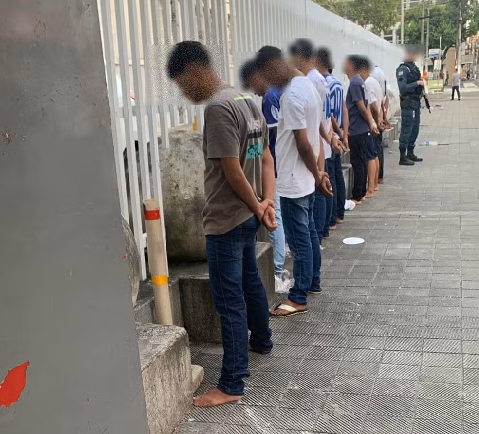 Policia prende mais de 100 torcedores e apreende artefatos explosivos antes do jogo Confiança X ABC