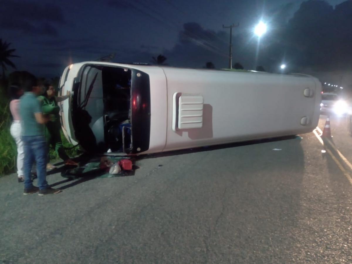 Tragédia: Um grave acidente foi registrado entre um carro e um micro-ônibus na rodovia se-100 Tragédia: Um grave acidente foi registrado entre um carro e um micro-ônibus na rodovia se-100