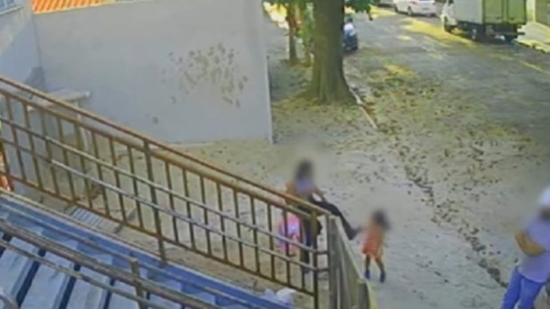 Câmera de segurança flagrou uma mãe chutando a cabeça de sua filha de 3 anos