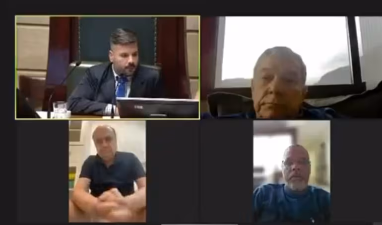 Vereador deixa escapar momento íntimo durante reunião virtual da Câmara Vereador deixa escapar momento íntimo durante reunião virtual da Câmara