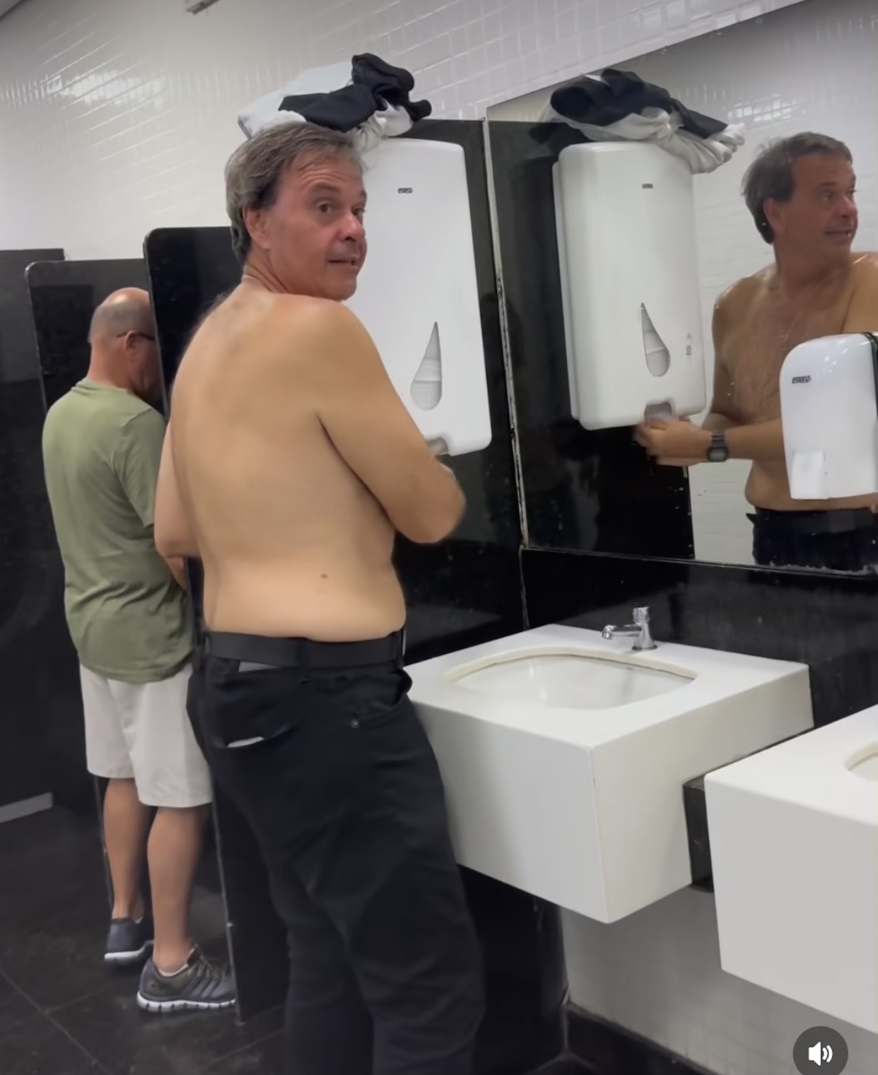 Ex-ministro de Bolsonaro é filmado tomando banho em pia de banheiro do Aeroporto Ex-ministro de Bolsonaro é filmado tomando banho em pia de banheiro do Aeroporto