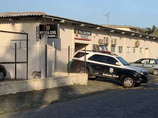 Mulher é vítima de estupro enquanto segurava seu filho de 3 anos no colo