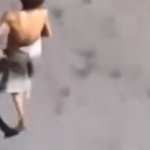 Extremamente agressiva, usuária de drogas destrói veículos e agride pessoas que passam na rua