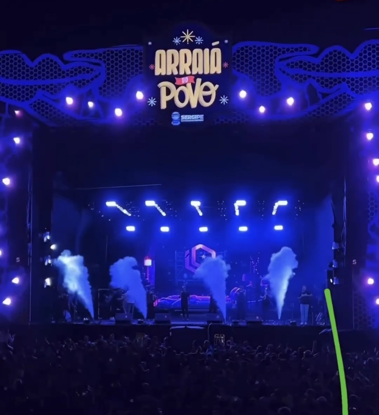 Cantores agitam a oitava noite do arraiá do povo