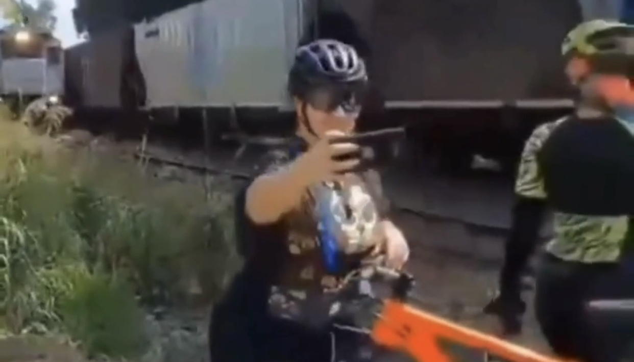 Ao tentar tirar uma selfie, mulher foi atropelada por trem