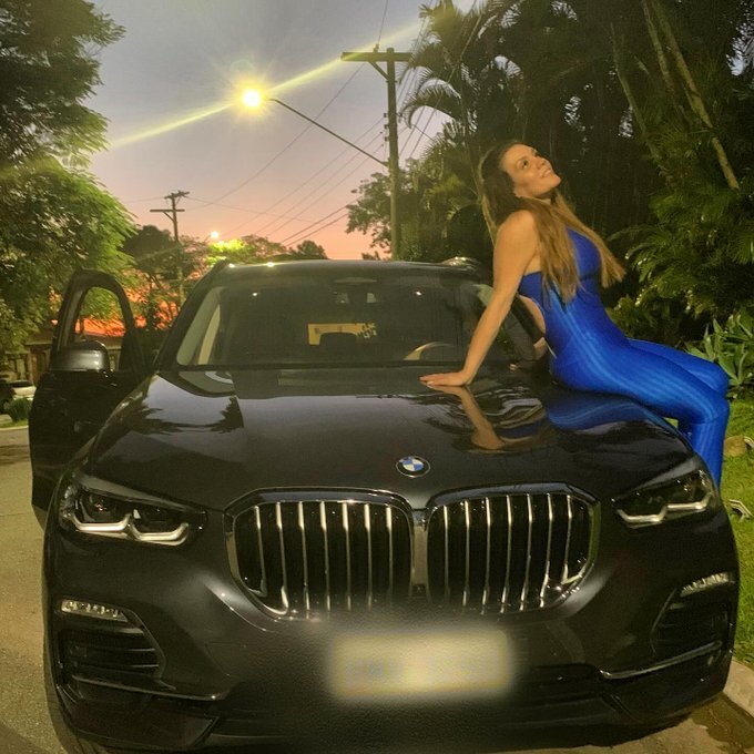 A cantora Simony ganhou uma BMW X5 de R0 mil de “admirador secreto” A cantora Simony ganhou uma BMW X5 de R0 mil de “admirador secreto”