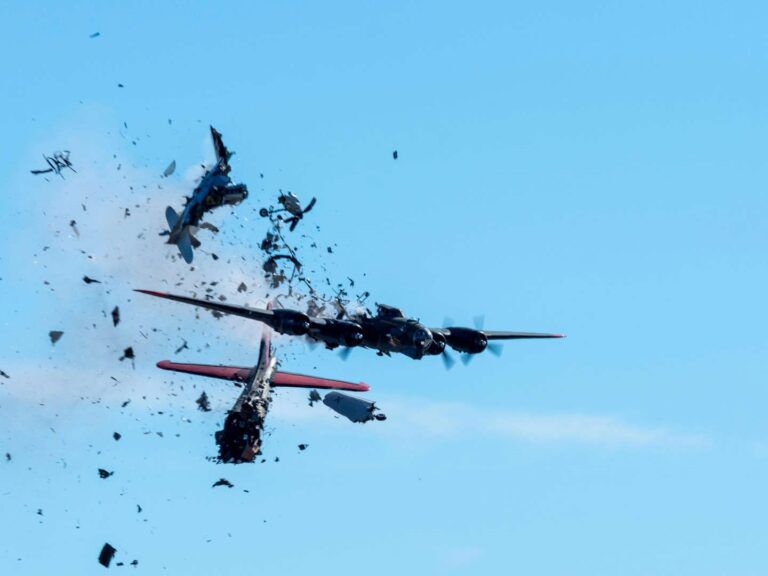 Aviões colidem em show aéreo em Portugal, um piloto veio a óbito