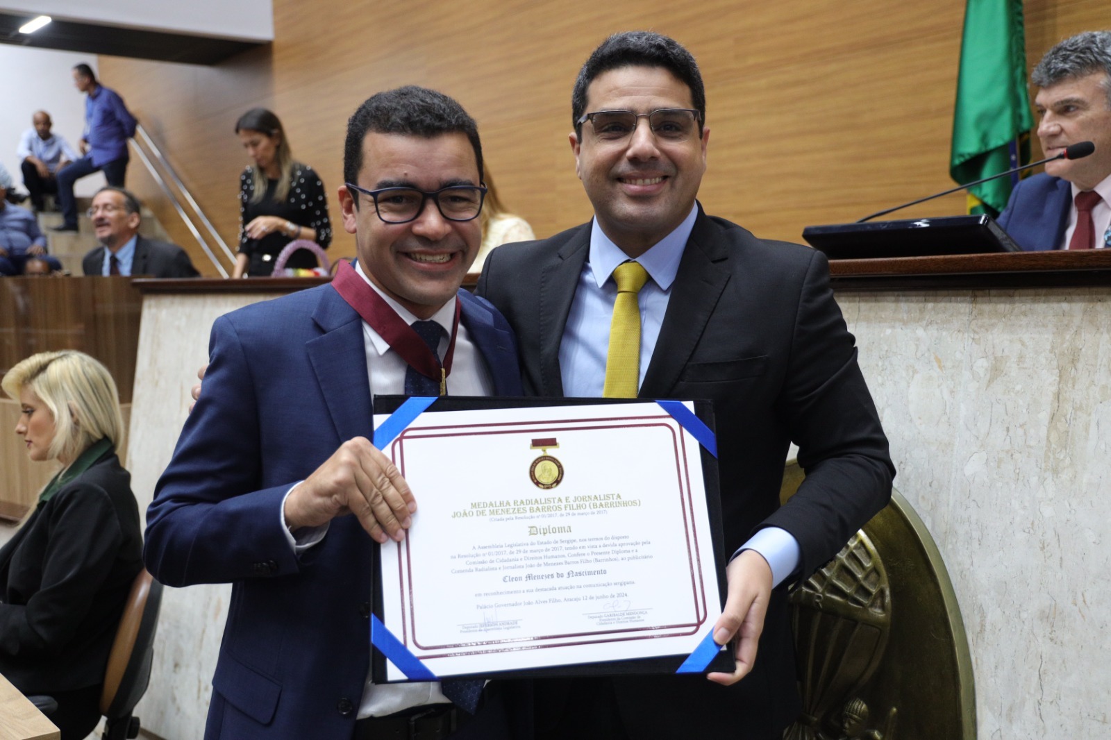 Presidente da Alese cede Medalha ao Secretário de Comunicação do Estado . Presidente da Alese cede Medalha ao Secretário de Comunicação do Estado .