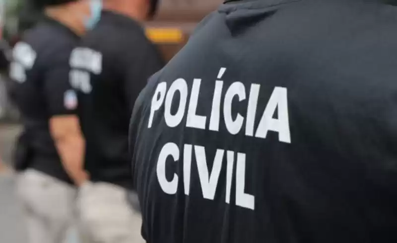 Mulher é presa após simular jogar gasolina no filho, ameaçar colocar fogo e enviar vídeo para o pai da criança, no RS