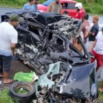 Colisão entre um carro de passeio e uma carreta deixa vítima fatal