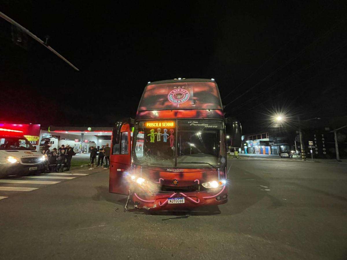 Após colisão com ônibus da cantora Priscila Senna, jovem morre na Zona Sul de Aracaju Após colisão com ônibus da cantora Priscila Senna, jovem morre na Zona Sul de Aracaju