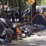 Vereadores de SP aprovam projeto de lei que prevê regras para doação de comida a morador de rua; multa para quem descumprir pode chegar a 17mil