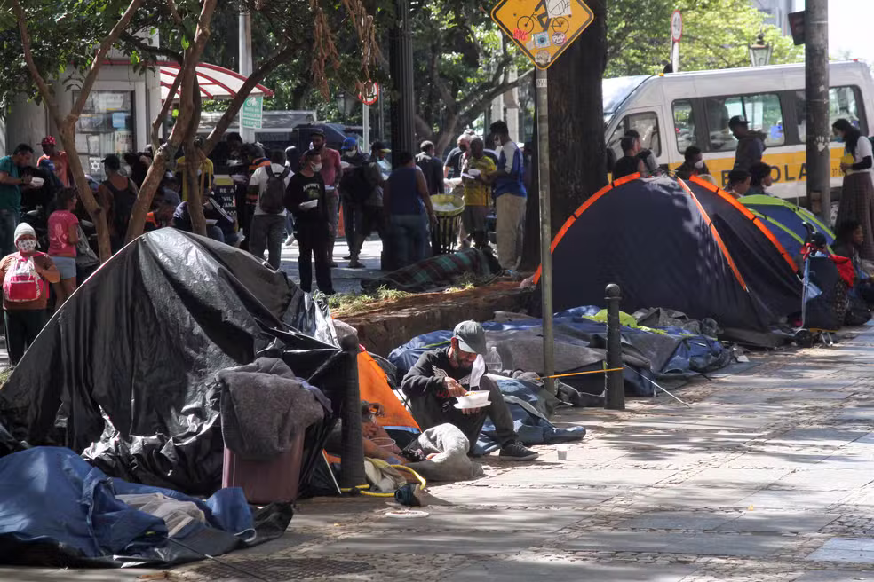 Vereadores de SP aprovam projeto de lei que prevê regras para doação de comida a morador de rua; multa para quem descumprir pode chegar a 17mil Vereadores de SP aprovam projeto de lei que prevê regras para doação de comida a morador de rua; multa para quem descumprir pode chegar a 17mil