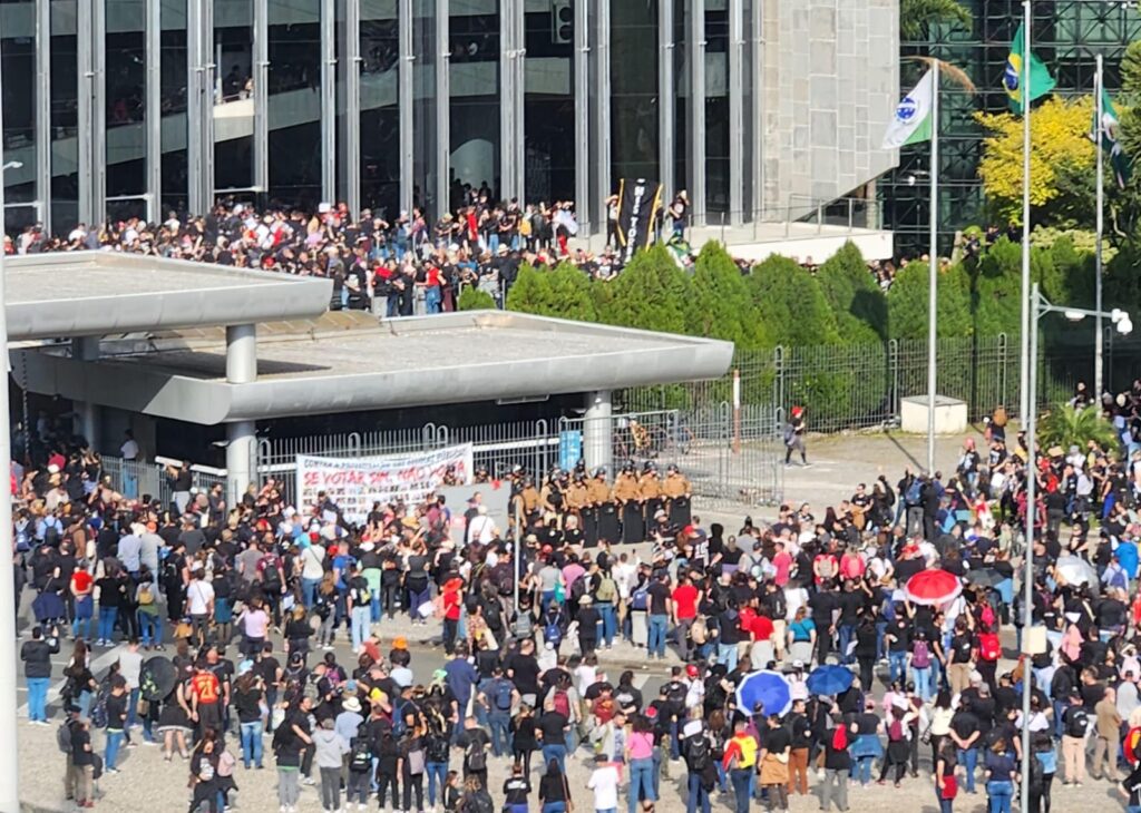Professores e alunos, em protesto, invadem Assembleia Legislativa do Paraná