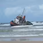 Um barco com seis tripulantes encalhou na Praia do Abaís