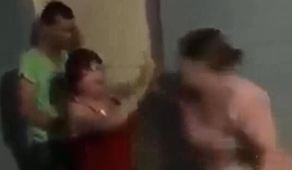 Pastor é flagrado traindo a esposa com a própria sogra