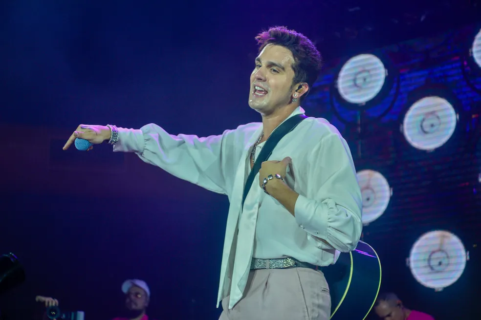 Luan Santana tem mal súbito, cancela show em MG e é levado às pressas para hospital Luan Santana tem mal súbito, cancela show em MG e é levado às pressas para hospital