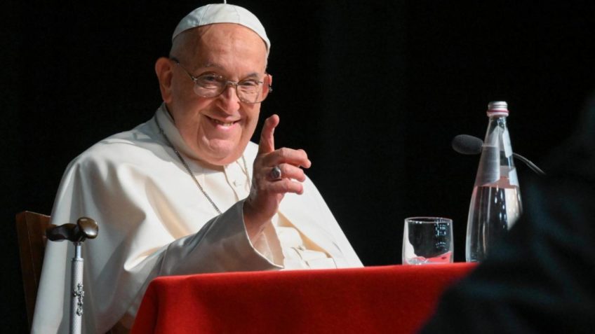 Papa Francisco volta a  insultar a comunidade LGBTQIA+, diz site