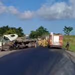 Um trágico acidente entre duas carretas deixou uma vítima