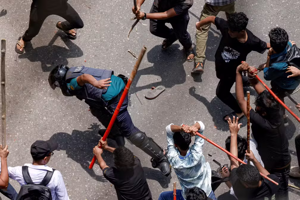 Manifestantes em Bangladesh invadem prisão e liberam centenas de detento