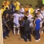Dentro de campo, goleiro leva tiro disparado por PM