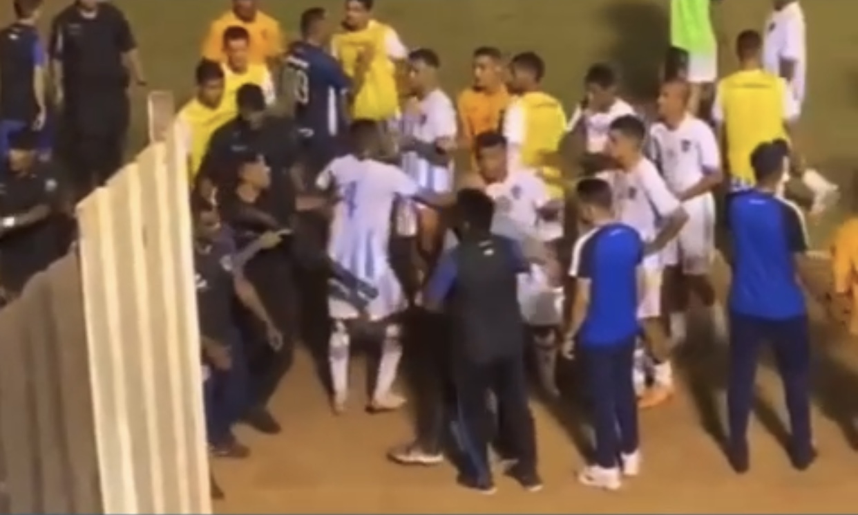 Dentro de campo, goleiro leva tiro disparado por PM