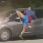Ladrão é arrastado após tentar furtar um celular no Rio de Janeiro
