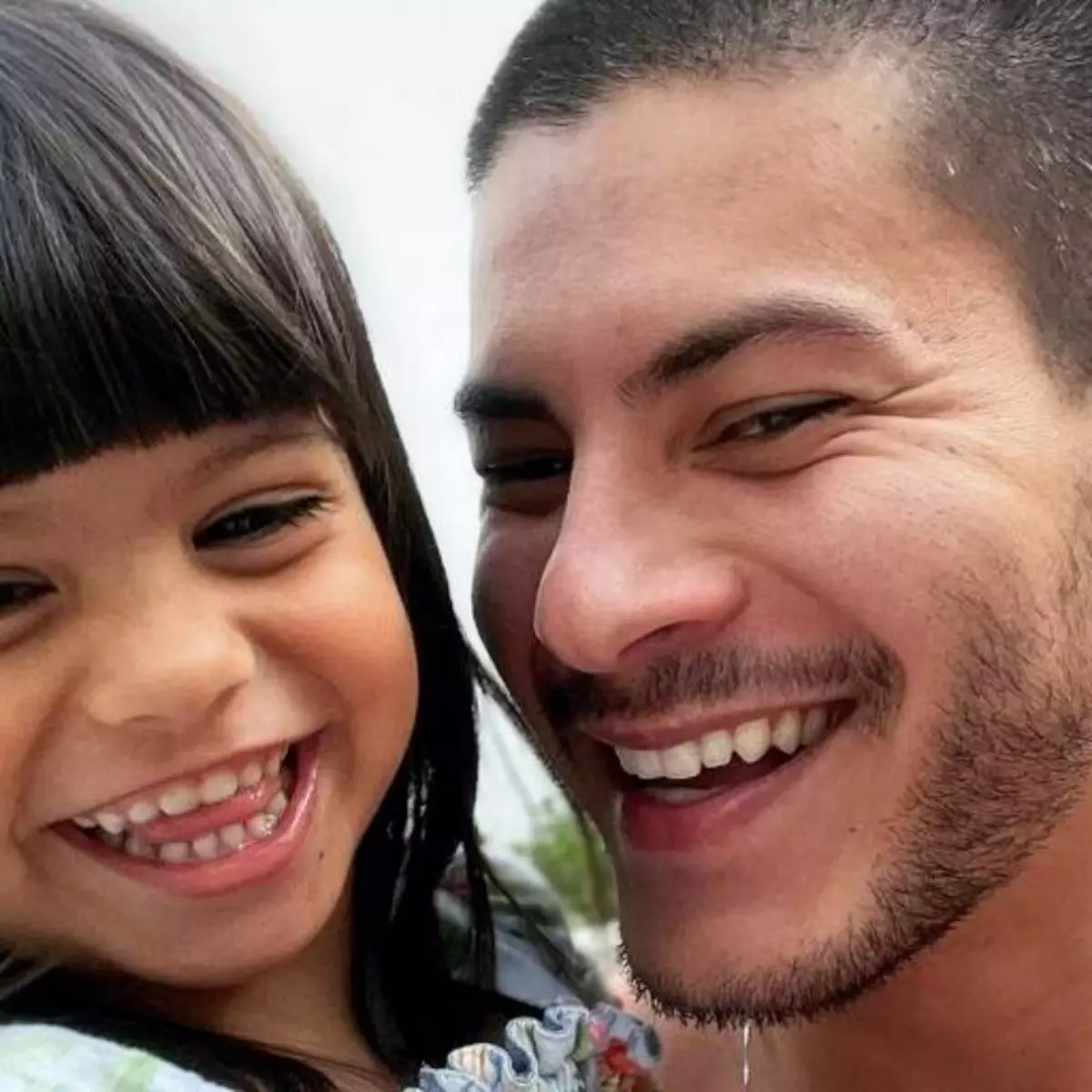 “Celular de pobre” diz filha do ator Arthur Aguiar para funcionário “Celular de pobre” diz filha do ator Arthur Aguiar para funcionário