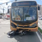 Motociclista vai parar embaixo de ônibus na Avenida Hermes Fontes