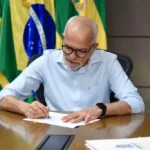 Edvaldo Nogueira oficializou a aprovação da lei que garante um aumento salarial para os funcionários da Prefeitura de Aracaju