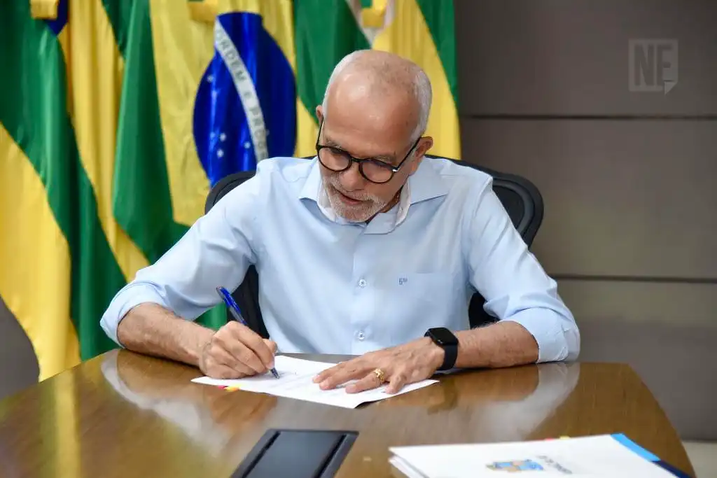 Edvaldo Nogueira oficializou a aprovação da lei que garante um aumento salarial para os funcionários da Prefeitura de Aracaju