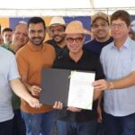 O Presidente da Assembleia, deputado Jeferson Andrade, e o governador Fábio Mitidieri, assinaram uma ordem de serviço para pavimentação em Porto da Folha
